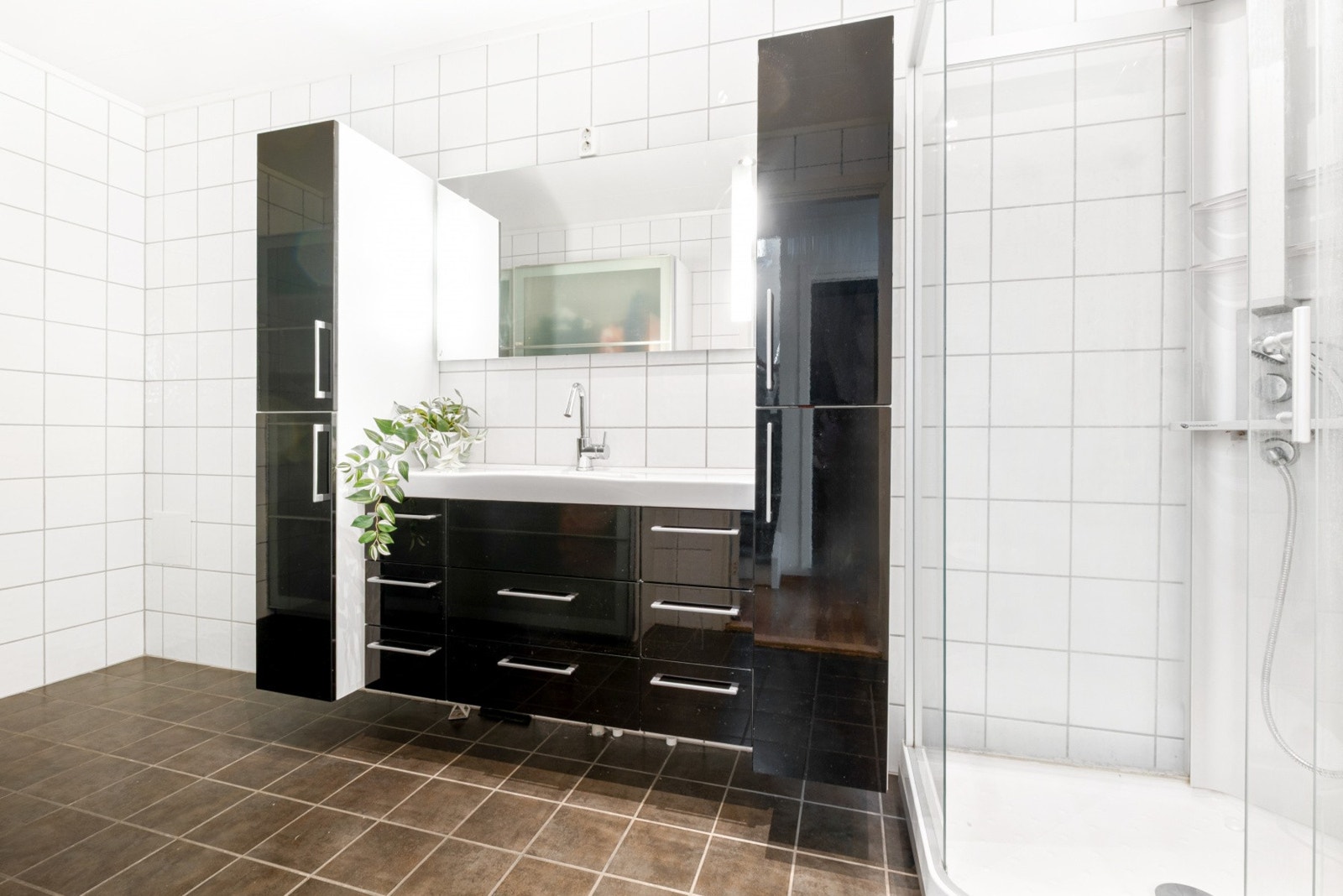 Stilrent bad i underetasje etasje med helfliset interiør. Galleribilde