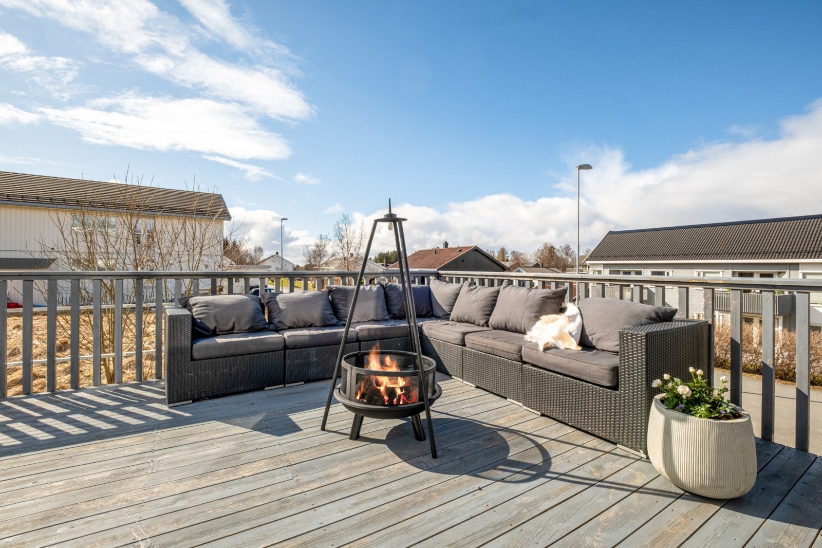 Her er det god plass til utemøblement og aktiviteter. Galleribilde