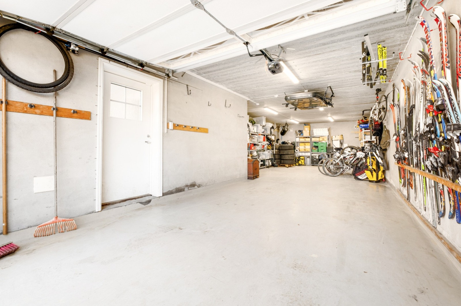 Romslig og praktisk garasje med god plass til lagring eller arbeidsbenk. Galleribilde