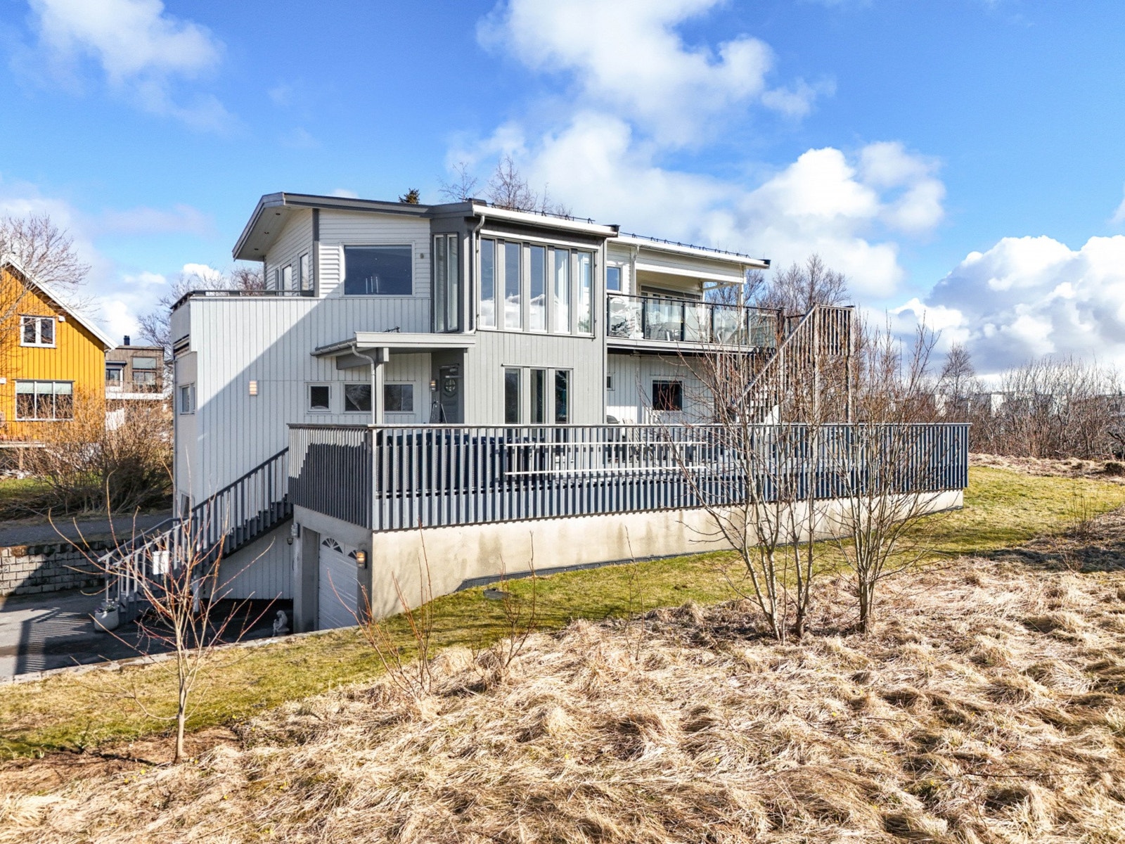 Her bor du i rolige omgivelser med kort vei til både skole, barnehage og daglige servicetilbud. Galleribilde