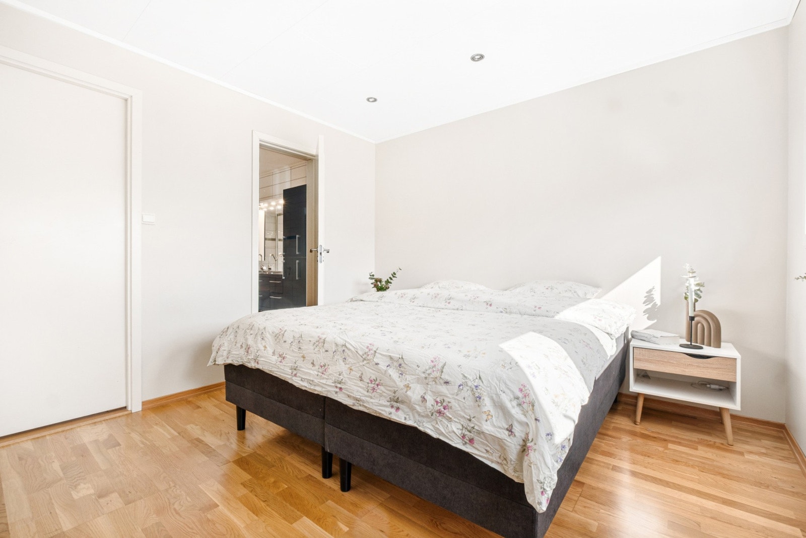 Fra hovedsoverommet er det direkte inngang til hovedbadet. Galleribilde