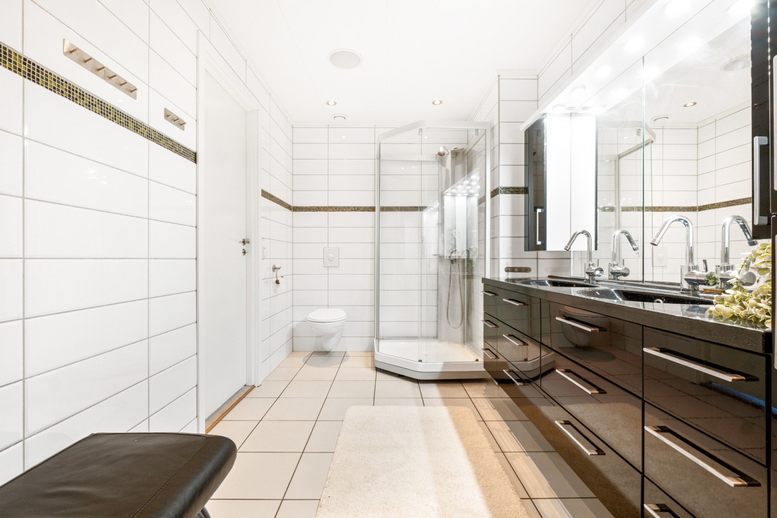 Elegant bad i 1. etasje med doble servanter. Galleribilde