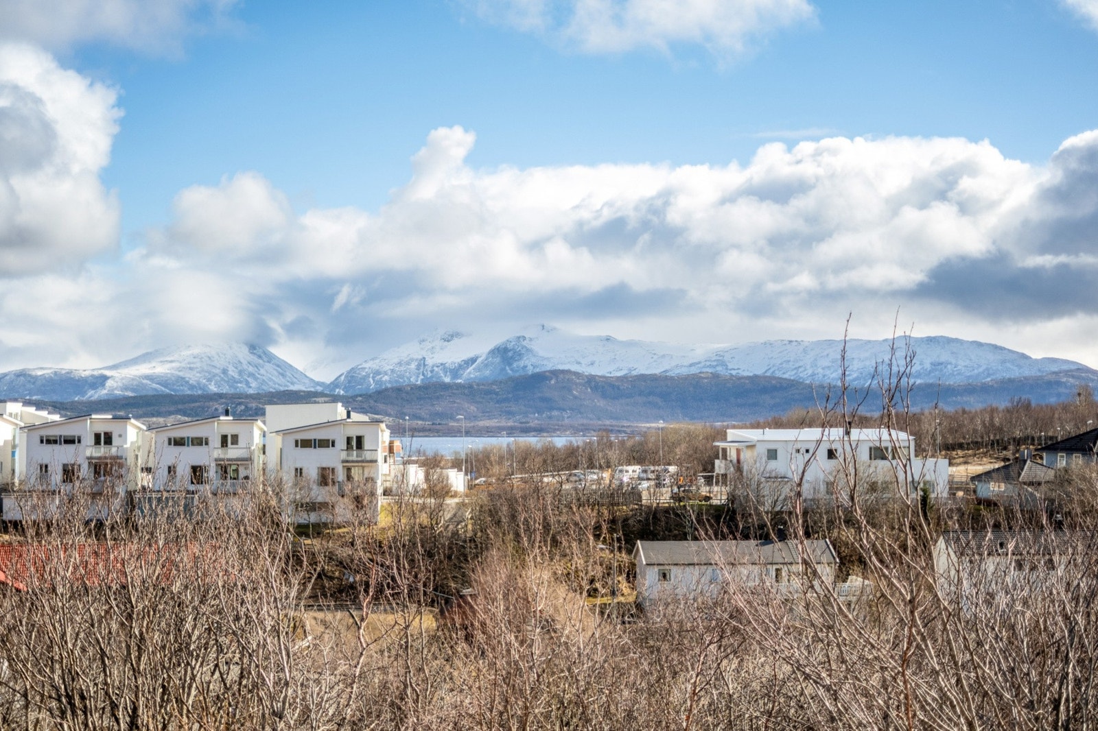 Dagligvarehandelen gjøres enkelt på Coop Extra eller Rema 1000, og større handels- og servicetilbud finnes på City Nord, kun 16 minutter unna til fots. Galleribilde
