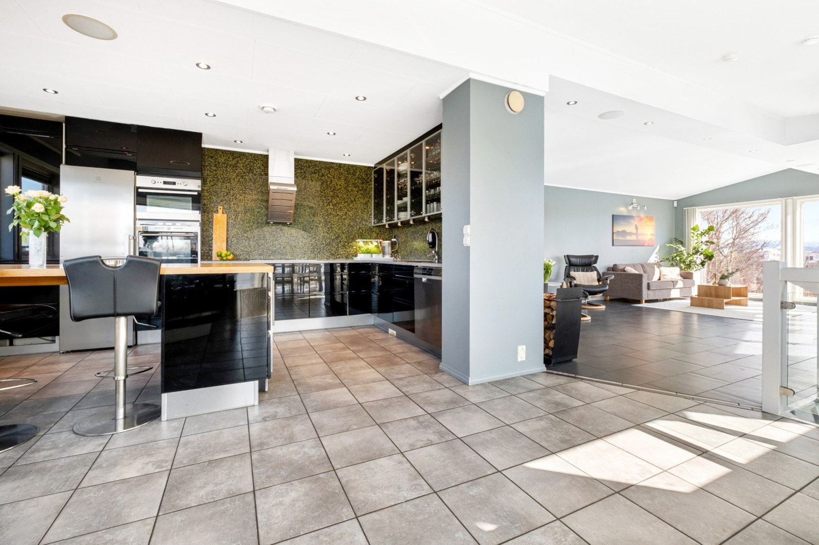 Kjøkkenet i 2. etasje er en naturlig del av den åpne stueløsningen, noe som gjør det perfekt for sosialt samvær Galleribilde