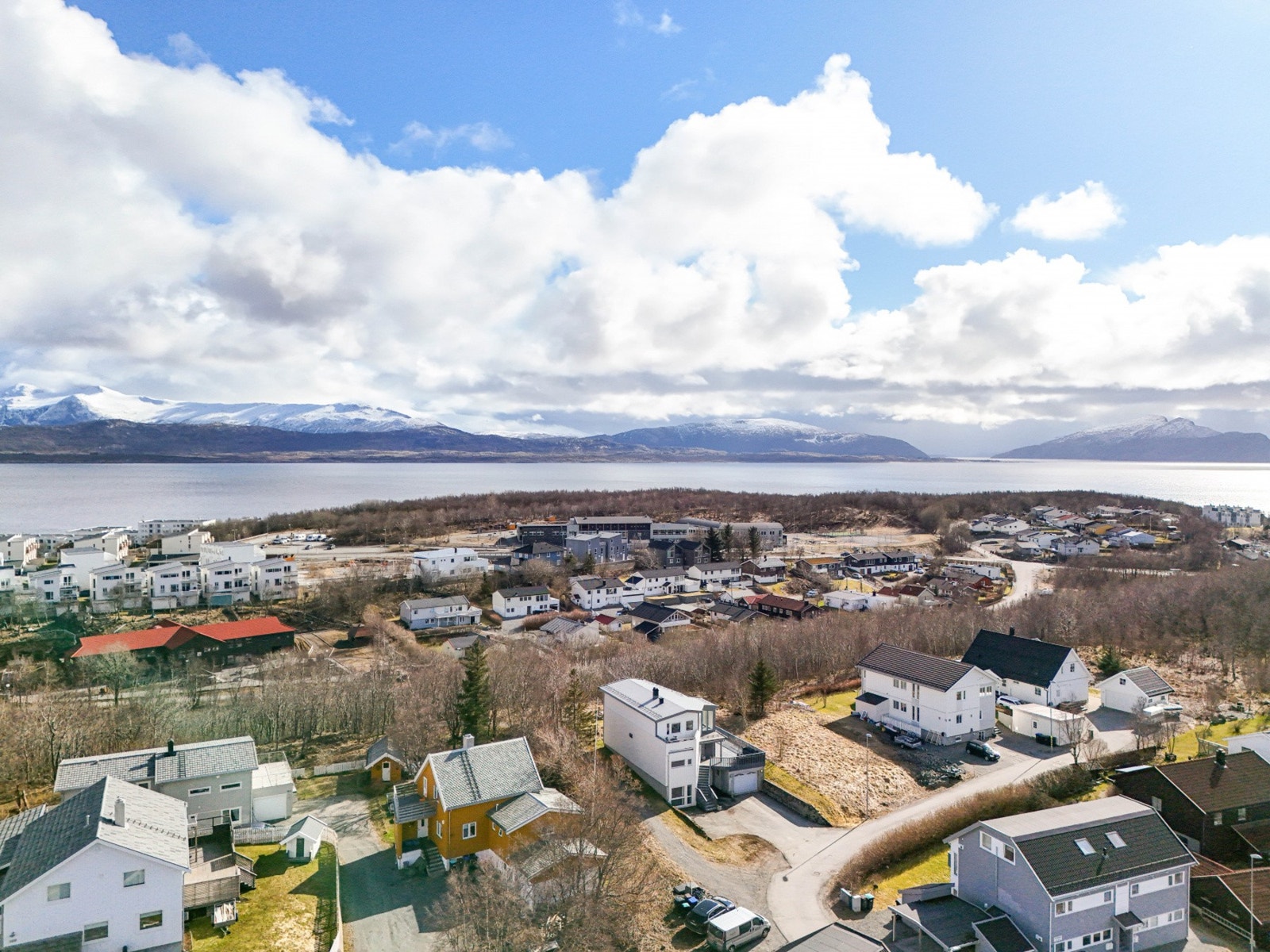 Offentlig transport er lett tilgjengelig med bussholdeplass i gangavstand, og både Bodø stasjon og Bodø lufthavn ligger kun få minutters kjøretur unna. Galleribilde