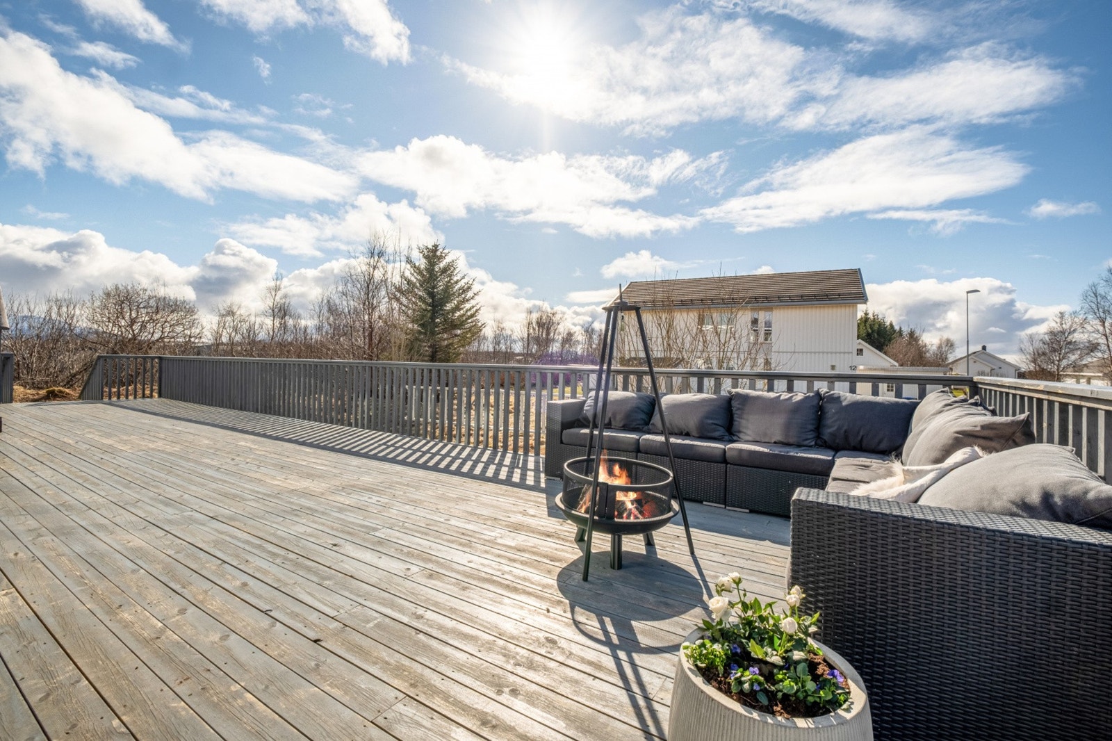 Utgang til romslig terrase for fine sommerdager. Galleribilde