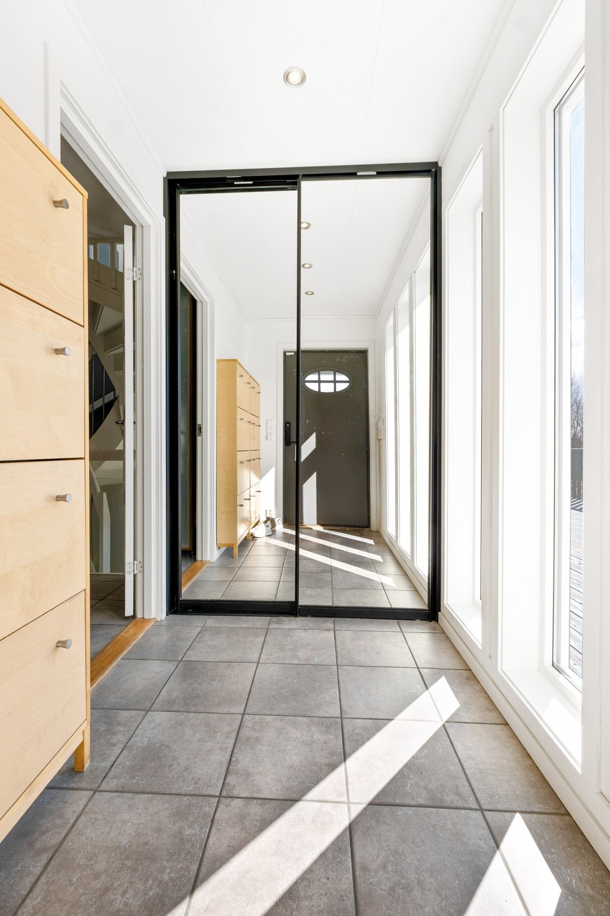 Boligen ønsker deg velkommen med et funksjonelt vindfang som gir et godt førsteinntrykk. Galleribilde