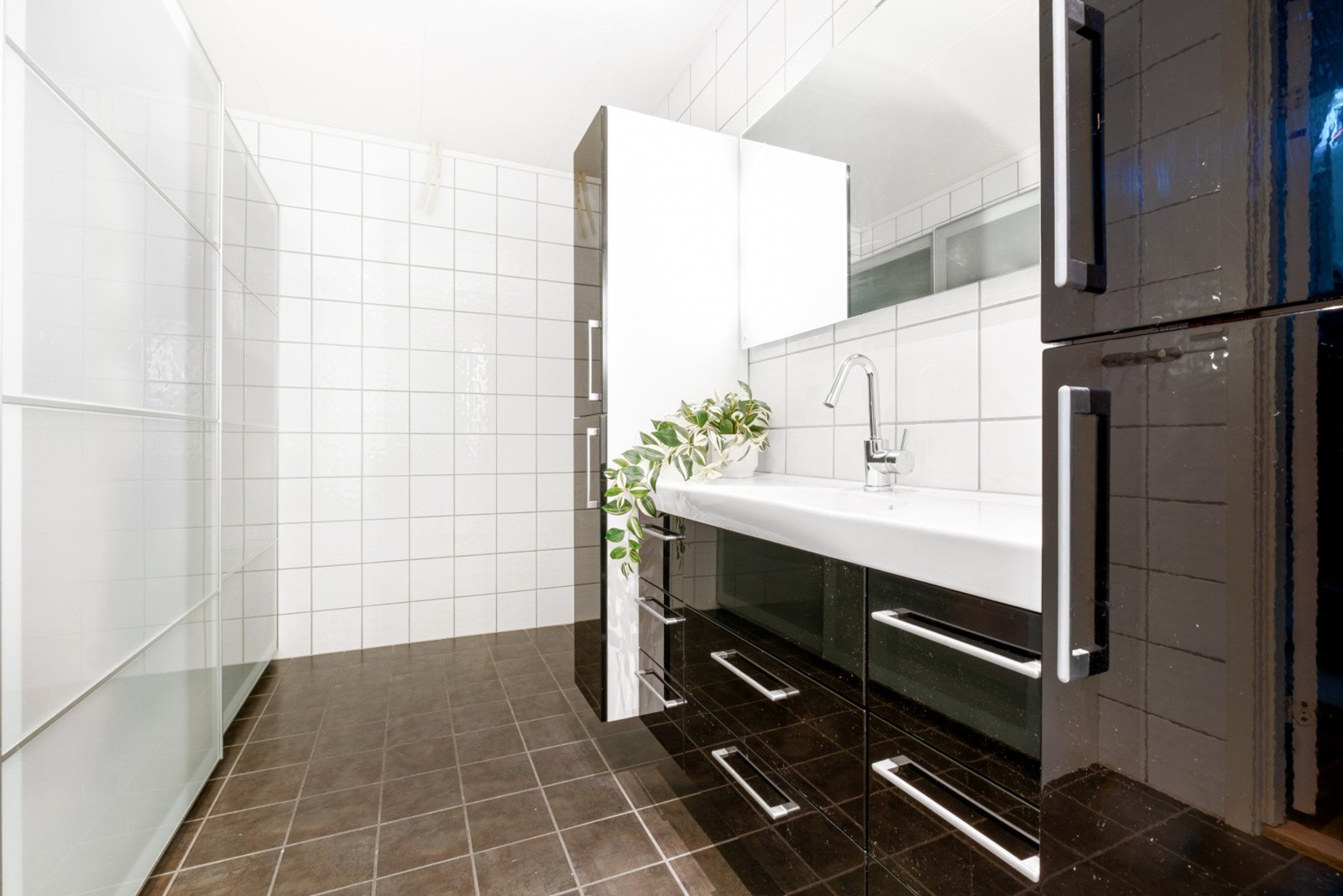 God med plass i vegghengt innredning. Galleribilde