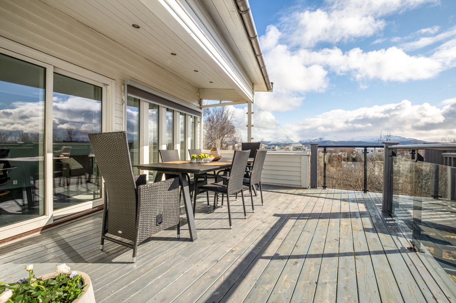 Stor balkong med nydelig panoramautsikt over landskapet. Galleribilde
