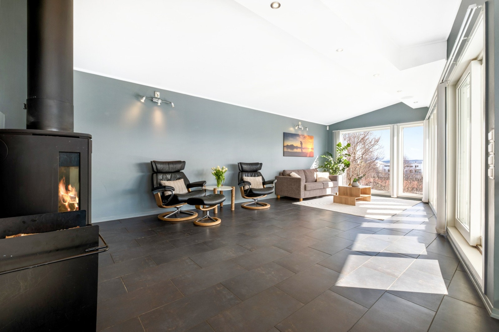 Stuen i 2. etasje er et luftig og innbydende rom. Galleribilde