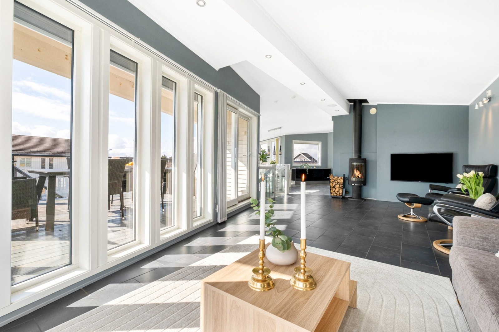 En glassdør fører ut til en romslig balkong med glassrekkverk. Galleribilde