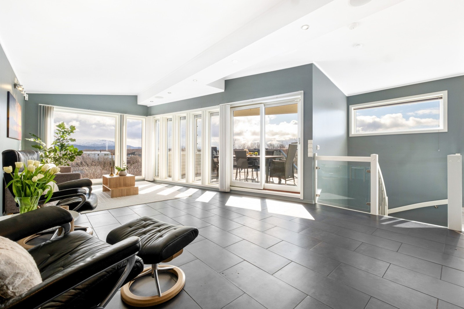 Det er store vinduer som slipper inn rikelig med dagslys og gir nydelig utsikt mot naturen. Galleribilde