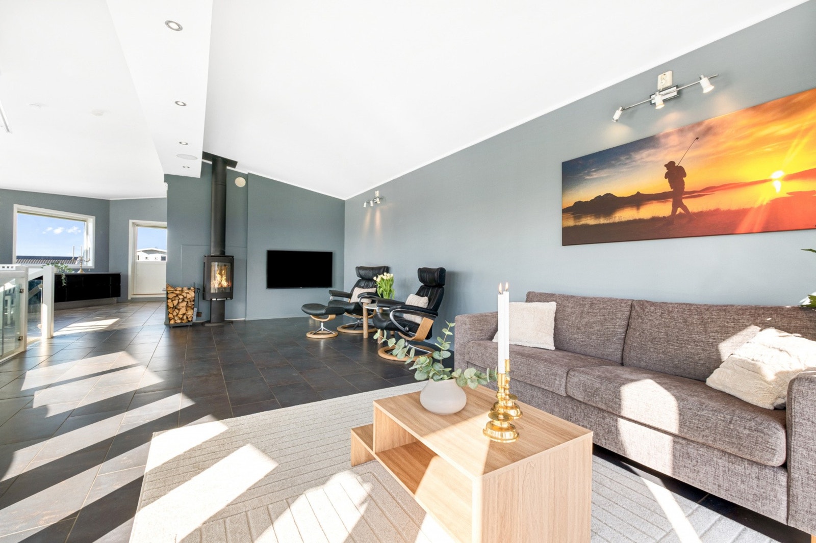 De gråblå veggene og det mørke flisgulvet skaper en moderne atmosfære. Galleribilde