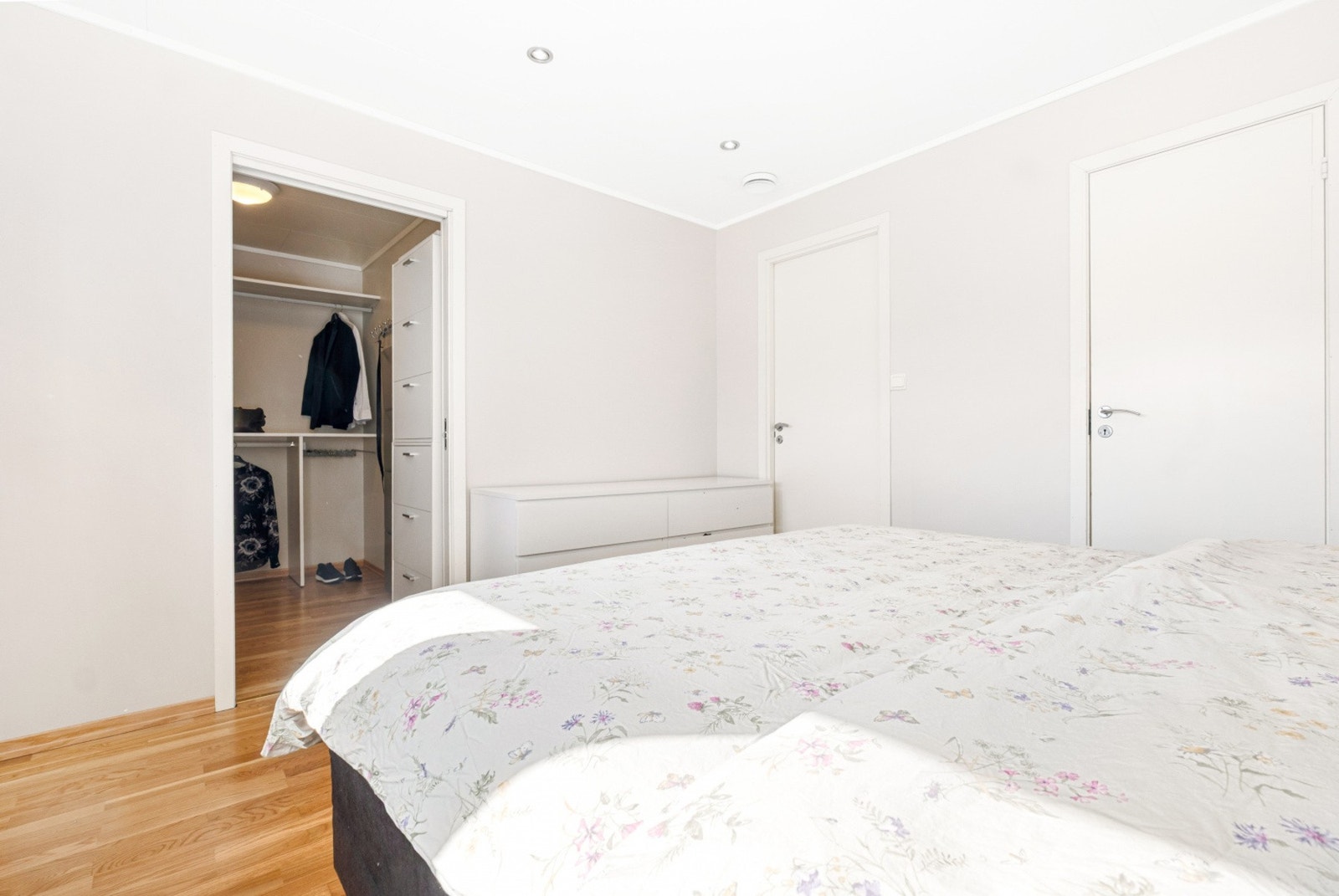 Walk-in-closet med god plass til oppbevaring. Galleribilde