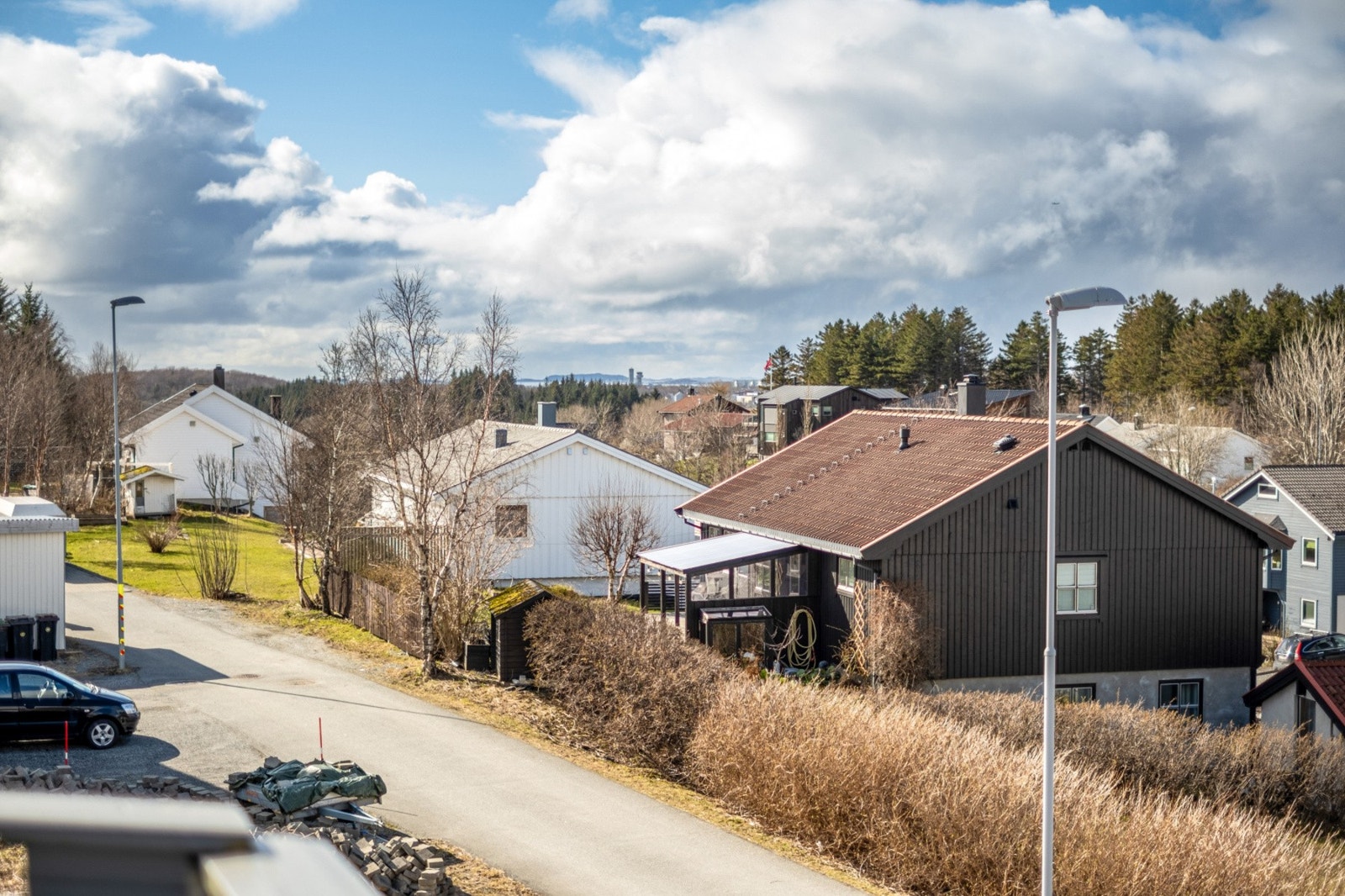 Flere barnehager er innen gangavstand, og det er kort vei til både Bodøsjøen og Alberthaugen skoler, samt videregående opplæring. Galleribilde