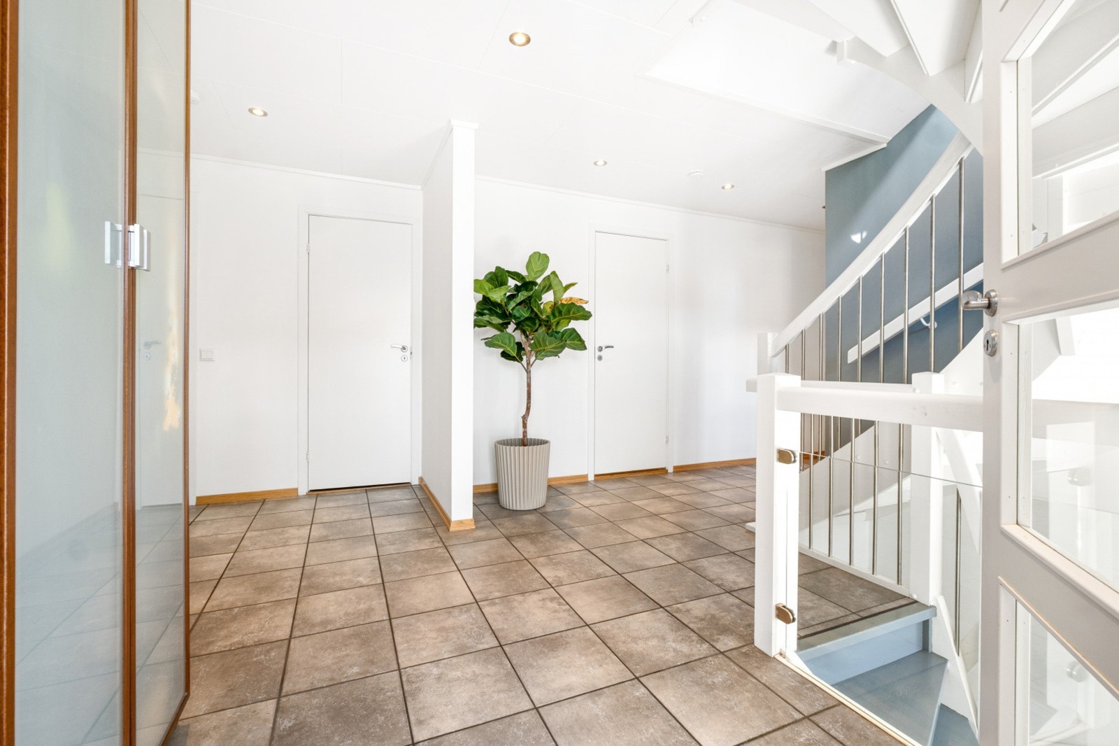 Herfra kommer du inn i en romslig gang på med trapp til de andre etasjene. Galleribilde