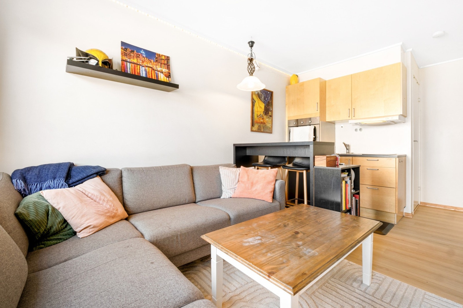 Koselig stue i utleiedelen med sofa, spisebord og åpen kjøkkenløsning i lyst interiør. Galleribilde