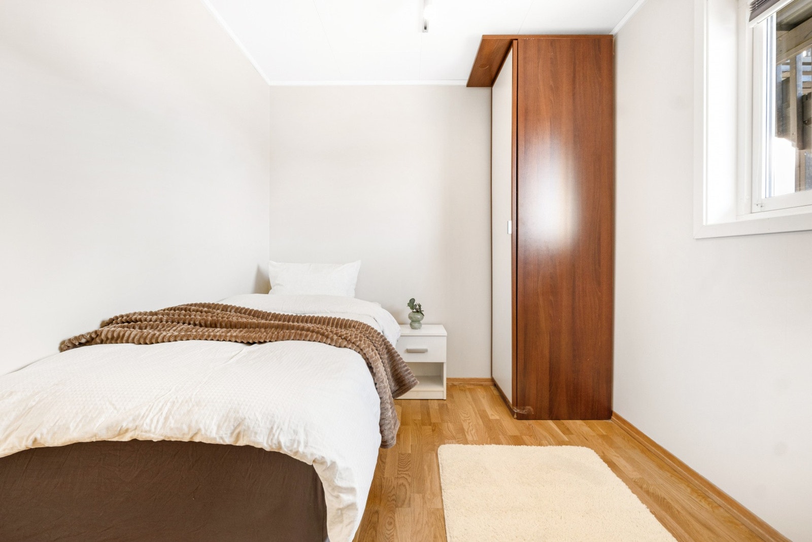 Koselig soverom i 1. etasje med eikeparkett, innebygd skap og lyst interiør. Galleribilde