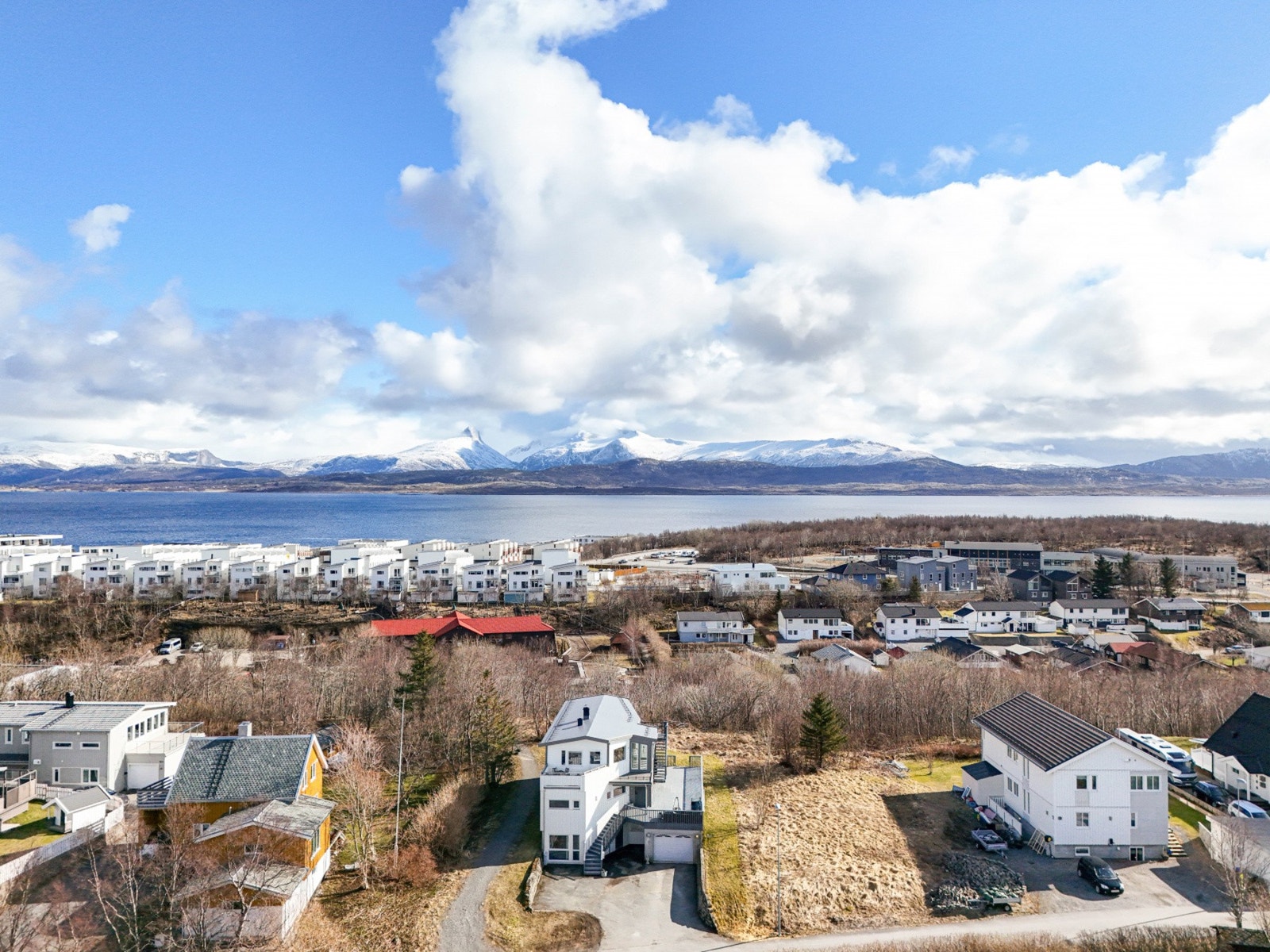 Nærområdet byr på rike aktivitetstilbud, med ballbane, gymsal, treningssentre og padelhall like i nærheten. Galleribilde