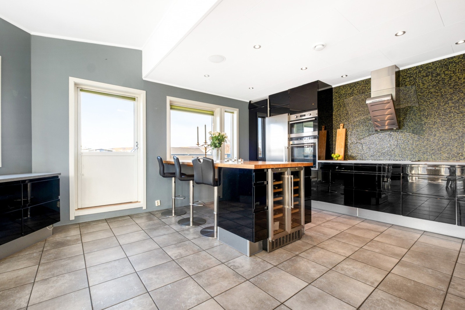 Kjøkkenet er utstyrt med integrerte hvitevarer, inkludert stekeovn, platetopp og oppvaskmaskin, samt god lagringsplass i over- og underskap Galleribilde