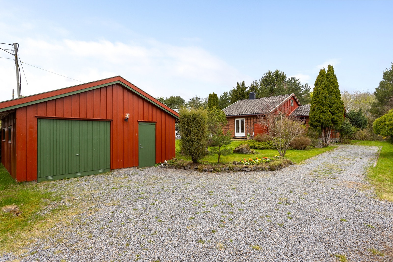 En innholdsrik eiendom på fin tomt, beliggende på Tollnes. Galleribilde