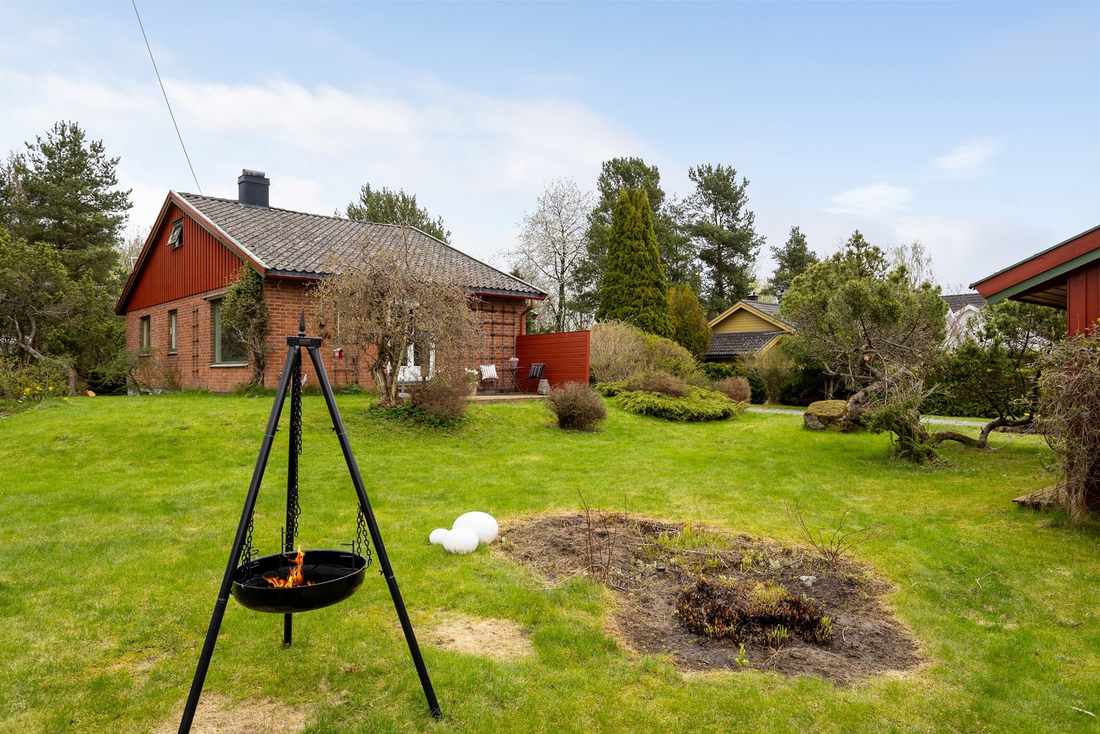 Vi gjør oppmerksom på at tomtegrensen går tett inn på garasjen til høyre i bildet. Galleribilde