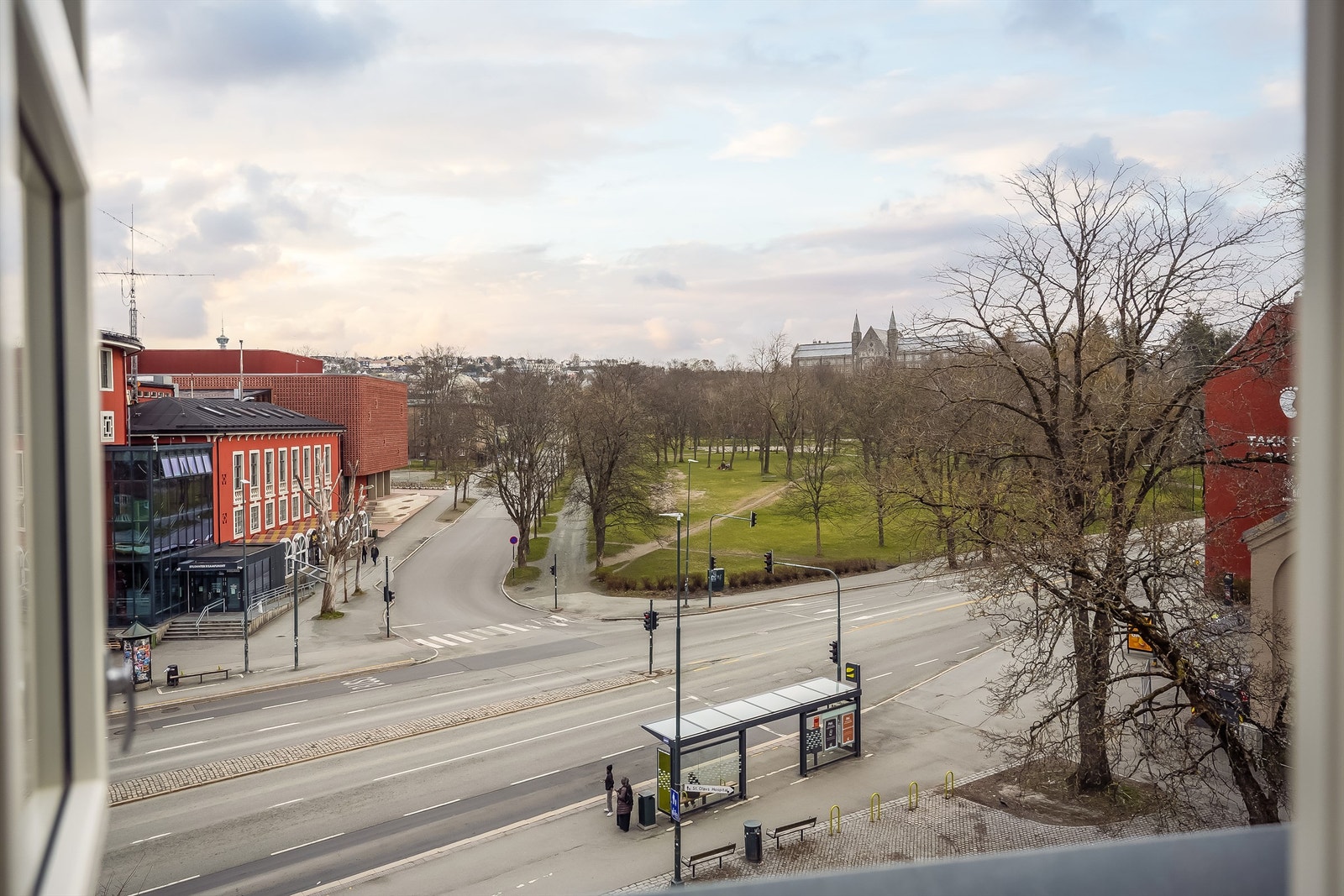 I den andre retningen får du utsikten mot Høgskoleparken og NTNU Gløshaugen Galleribilde