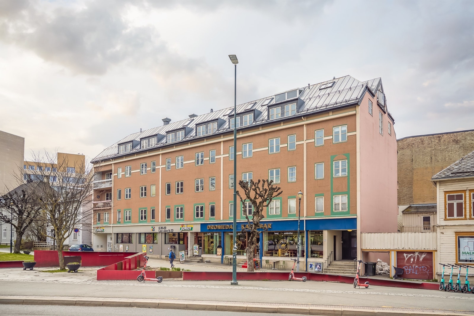 I nærområdet ligger Studentersamfundet med kafé- og utelivstilbud. Studentersamfundet er arena for flere konserter og festivaler gjennom hele året, og er et svært populært tilholdssted for studenter. Det er også svært gode kollektivmuligheter i området. Galleribilde