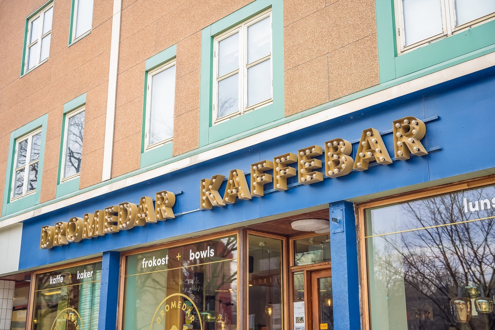 Leiligheten ligger i et svært sentralt område. Beliggenheten er svært attraktiv når du ønsker nærhet til noe av det beste byen har å by på av servicetilbud, restauranter og kulturelle tilbud i tillegg til grøntområder. Galleribilde