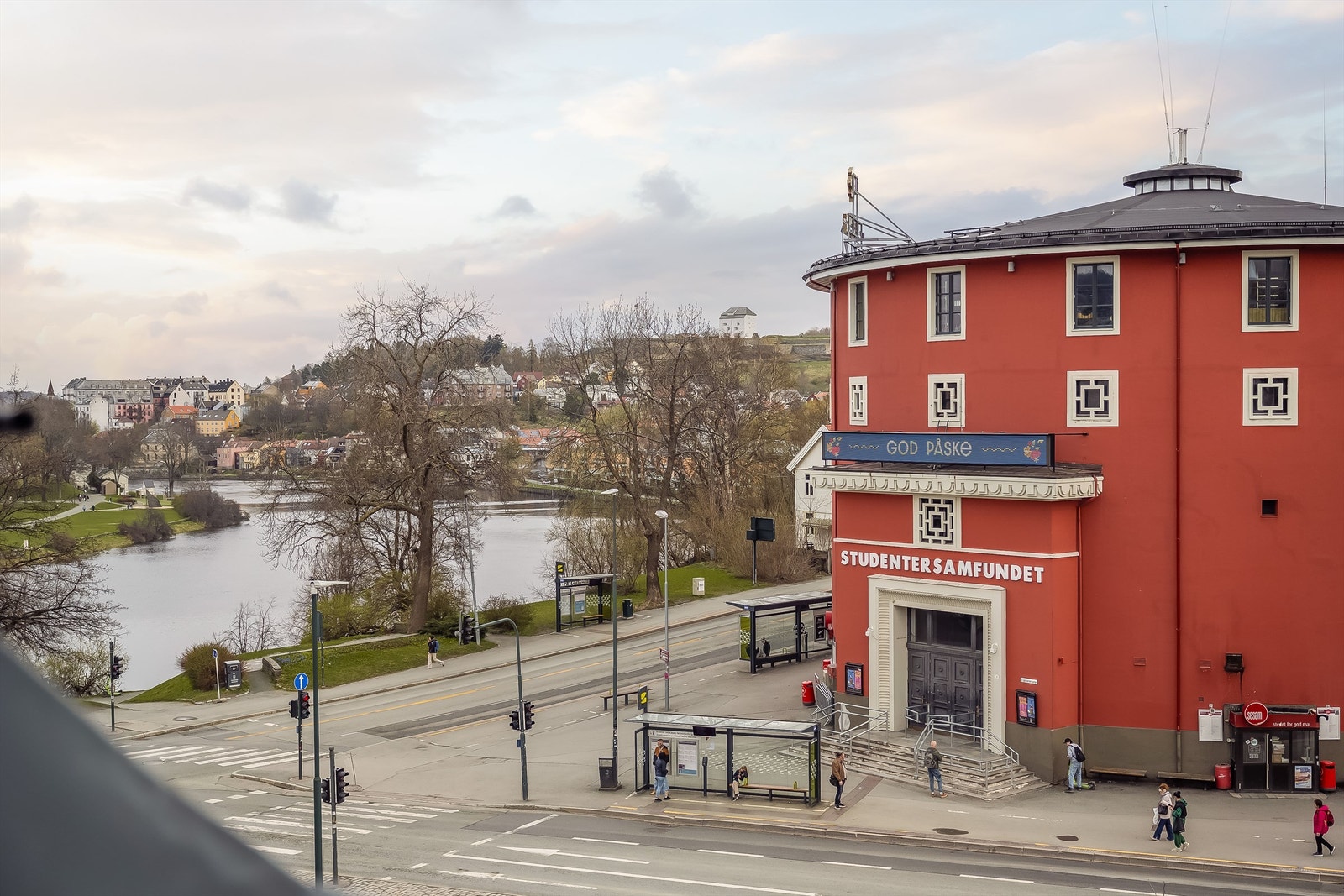 Fra leiligheten har du gangavstand til bla. teater, kjøpesenter, kinoer, restauranter og uteliv. Følger du Bakklandet langs Nidelven havner du på Solsiden med mange fine restauranter, kjøpesenter og et pulserende liv både på dagtid og kveld. Galleribilde