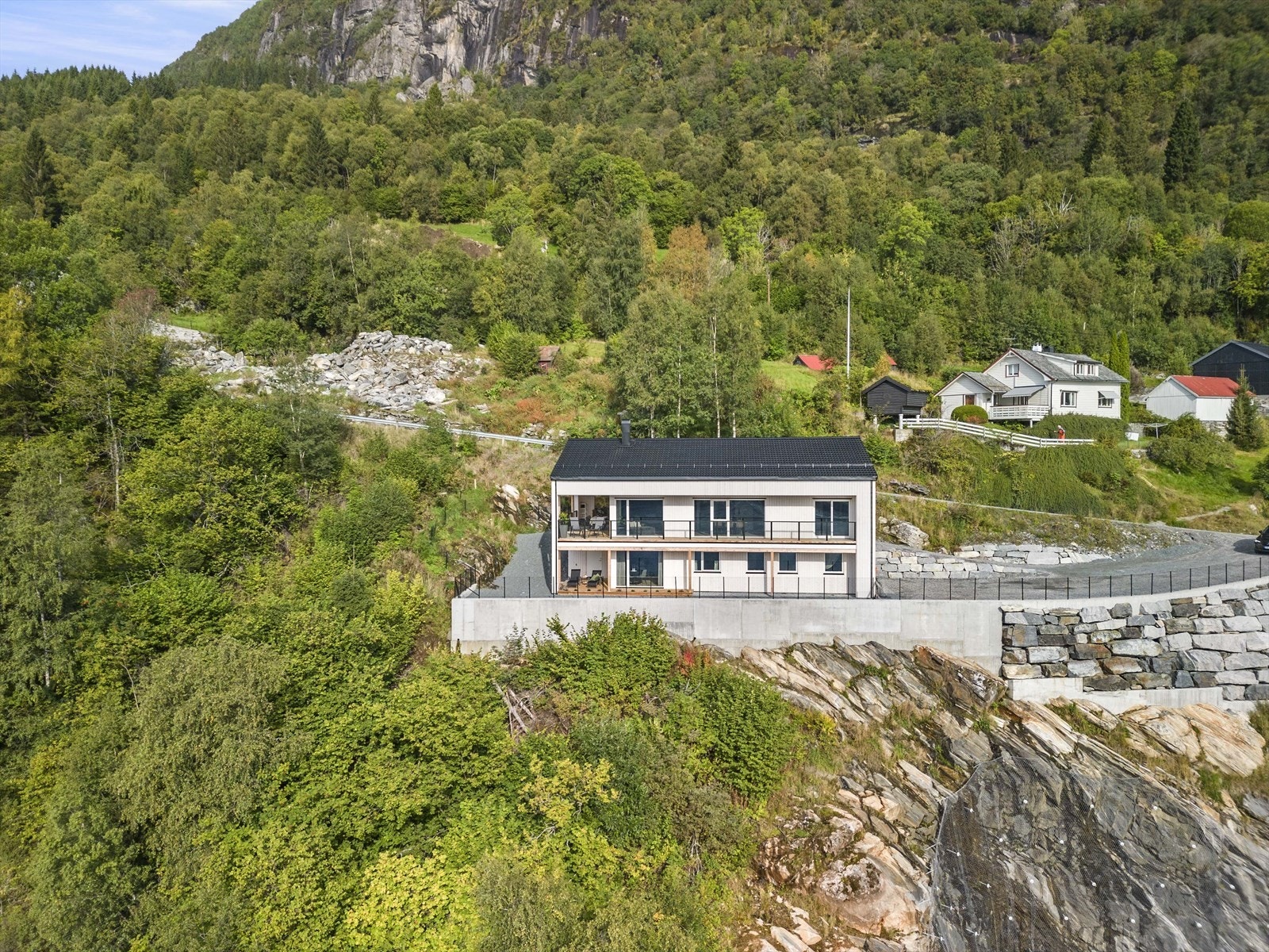 - Boligen ligger på stor tomt (1 054m²) og har en svært usjenert beliggenhet - Galleribilde