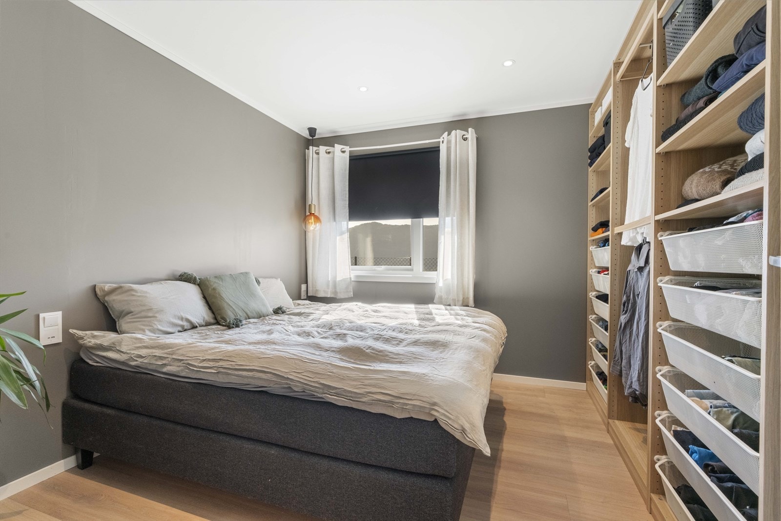 - Hovedsoverom med stor garderobe - Galleribilde
