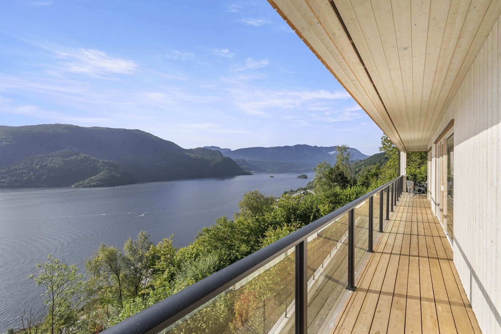 - Det er overbygg på hele verandaen - Galleribilde