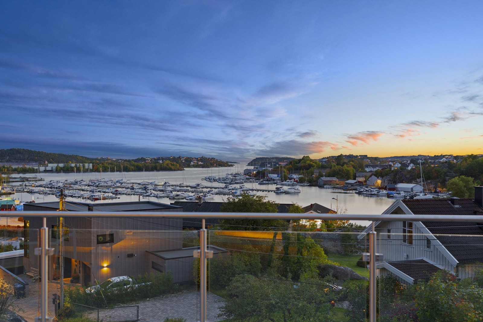 Boligen ligger høyt og fritt til i luftige, åpne omgivelser på populære Lundestadtoppen - et rolig og attraktivt område like utenfor sentrumskjernen. Her får du en flott kombinasjon av utsikt, solforhold og nærhet til byens fasiliteter. Galleribilde