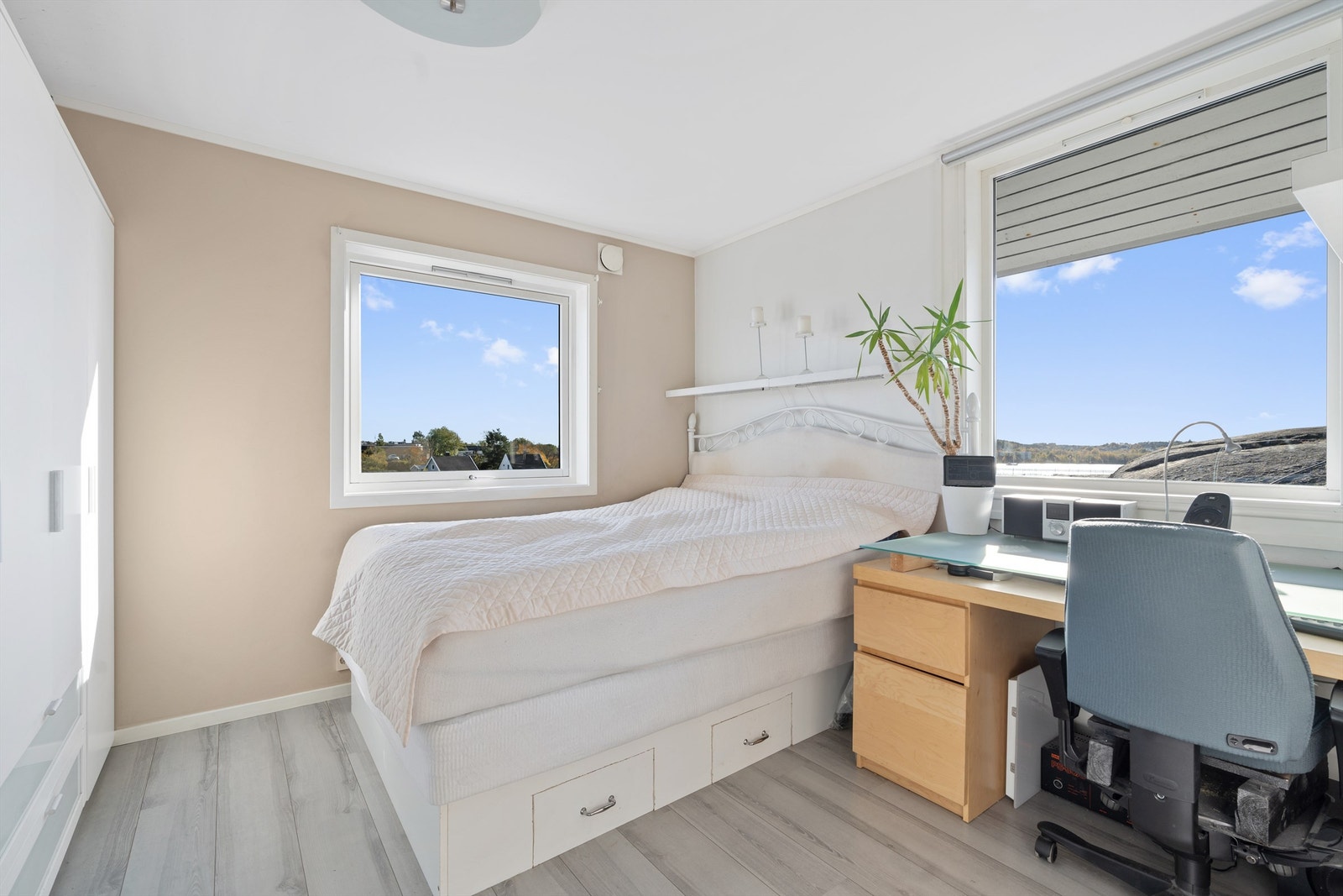 Soverommene har ca. 9 kvm. gulvflate hver. Dette inngår i syd-hjørnet. Galleribilde