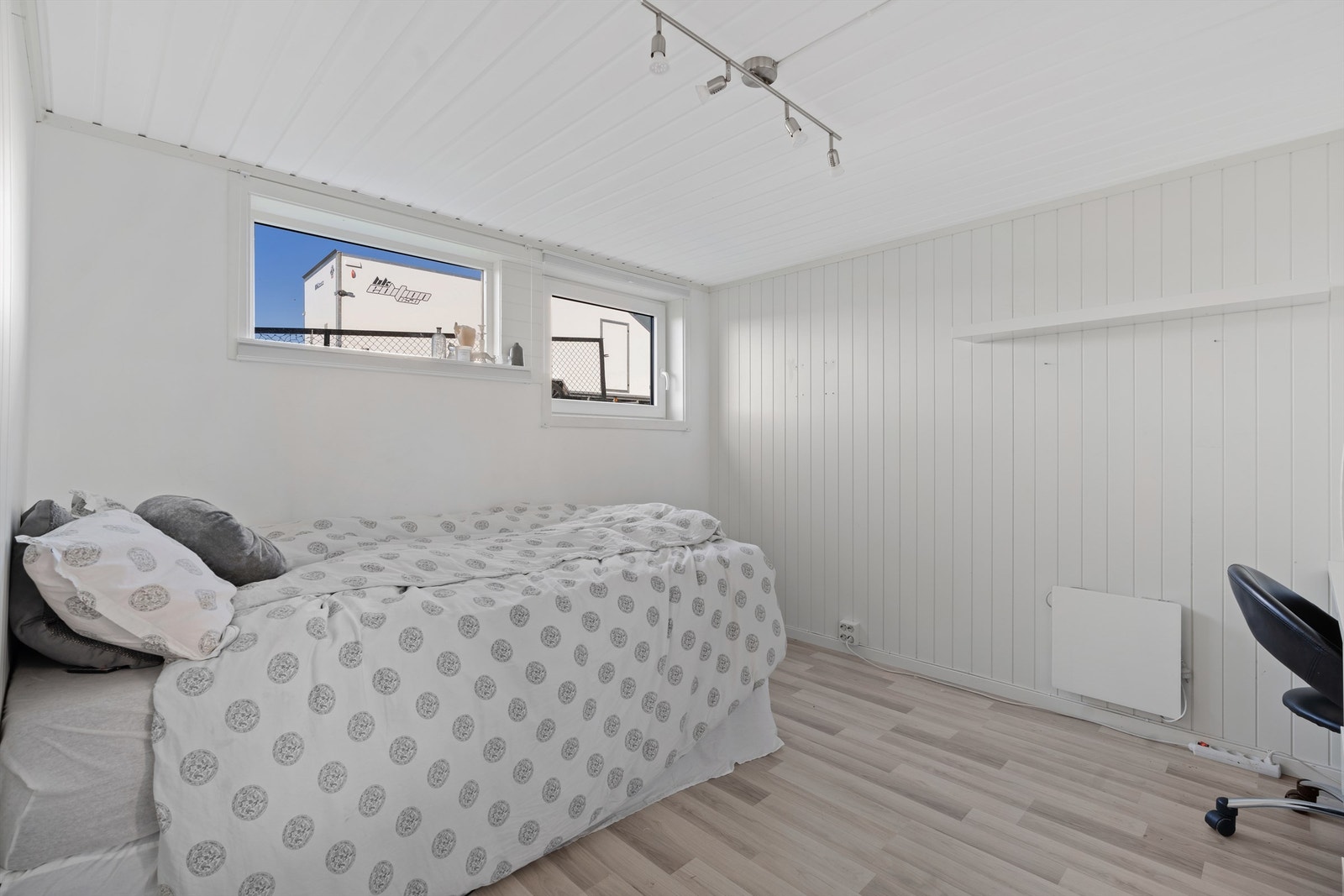 Soverommet har et areal på ca. 10 kvm, og gir en komfortabel og intim plass for avslapning og hvile. Rommet er godt utnyttet og gir deg fleksibilitet til å innrede med ønsket møblement. Galleribilde