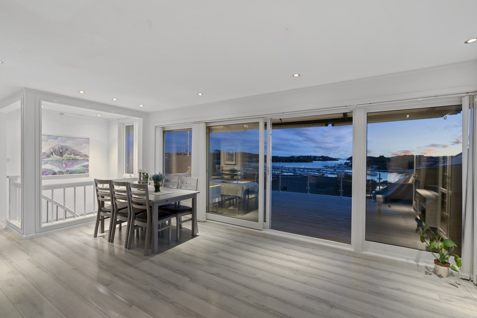 Et generøst antall stilrene, innfelte spotter i himlingen gir stuen en jevn og behagelig belysning. Samtidig tilfører de et moderne og dekorativt preg som løfter rommets helhetsinntrykk - både til hverdag og selskap. Galleribilde