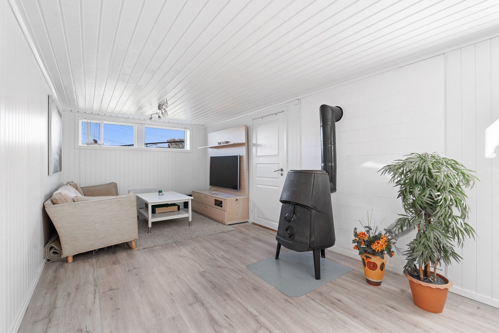 Alle ytterveggene i kjelleren på soverommene og i kjellerstuen er etterisolerte innvendig med 5cm mineralull. Galleribilde