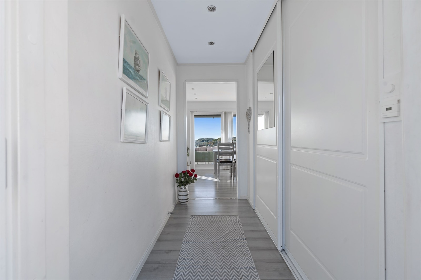 Skyvedørsgarderobe er installert også i entreen. Galleribilde