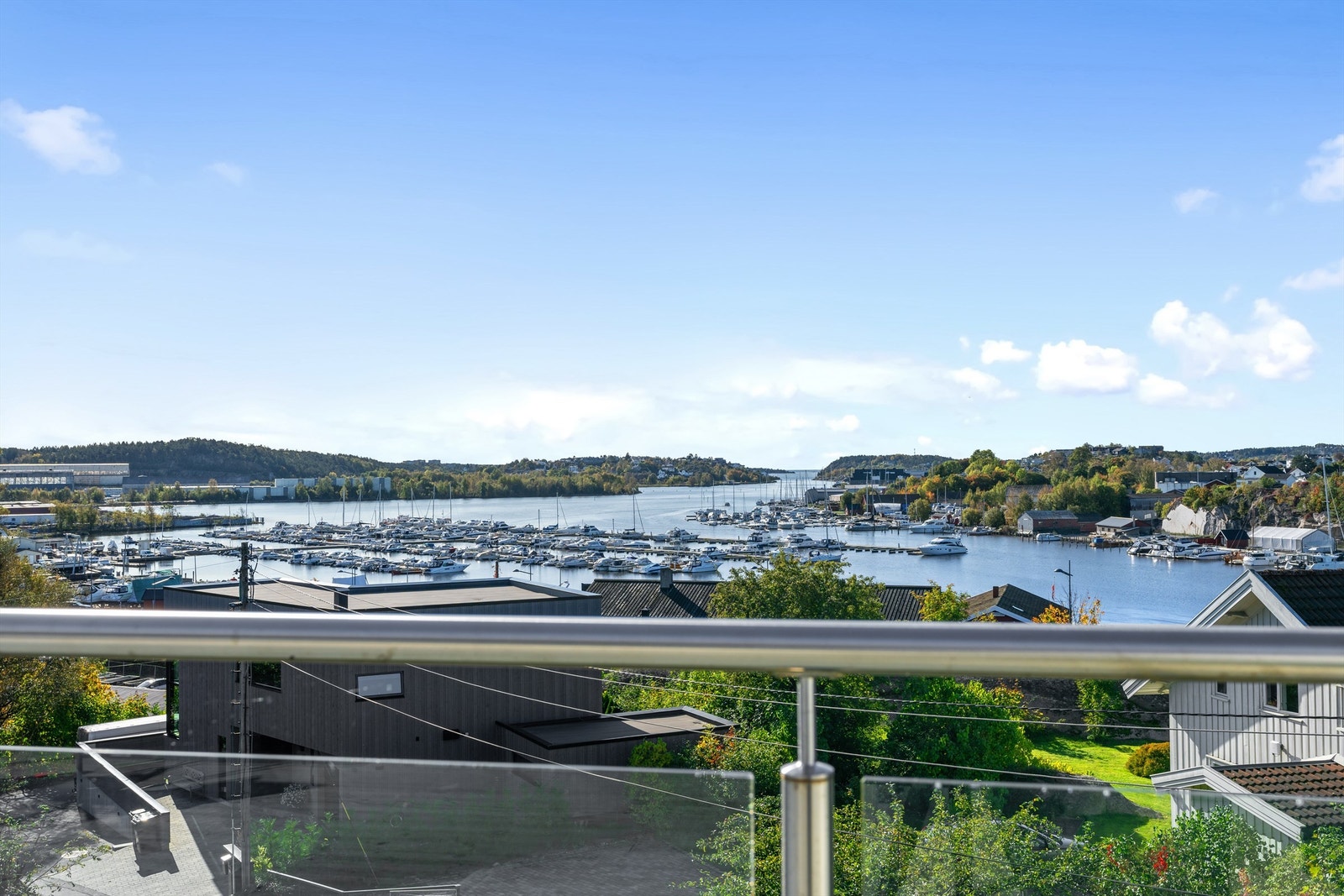 Eiendommen har en svært attraktiv beliggenhet, innerst i en rolig blindvei og på den mest vestlige delen av gaten. Denne plasseringen gir både fred og privatliv, samtidig som du har enkel tilgang til de viktigste fasilitetene i nærområdet. Galleribilde