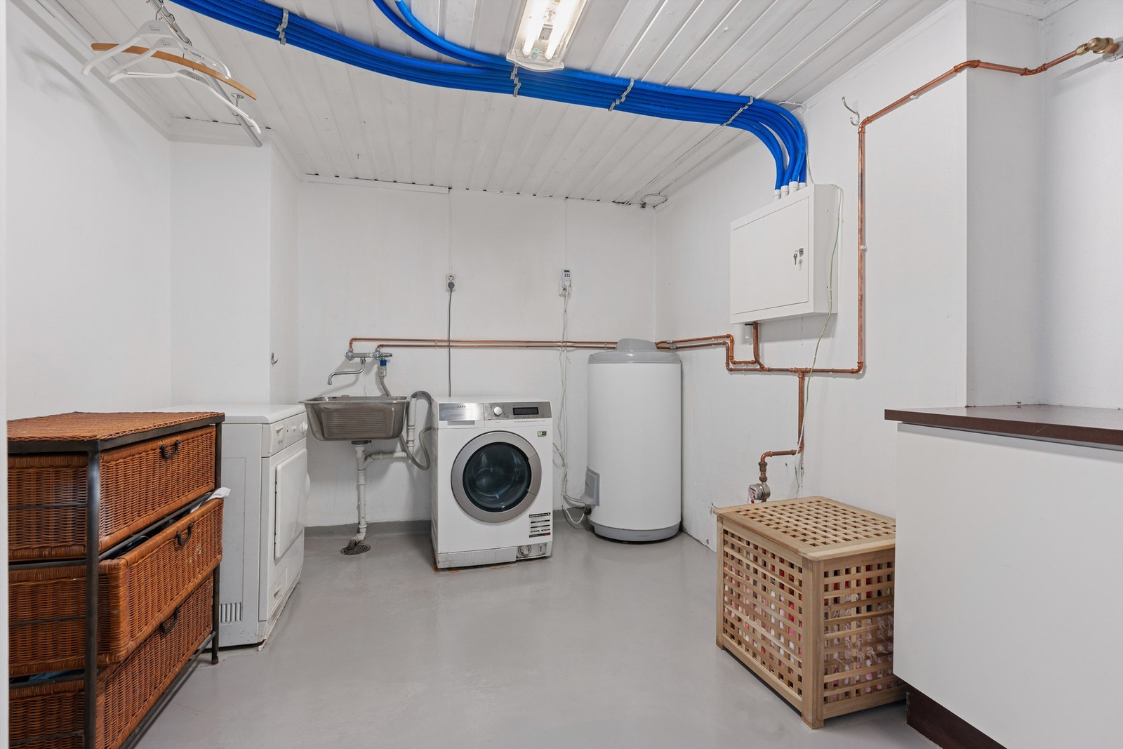 Vaskerommet er romslig og praktisk til sitt formål, men det oppfyller ikke fullt ut dagens krav til vann- og lekkasjesikkerhet. Med en liten oppgradering kan dette rommet lett tilpasses moderne standarder. Galleribilde