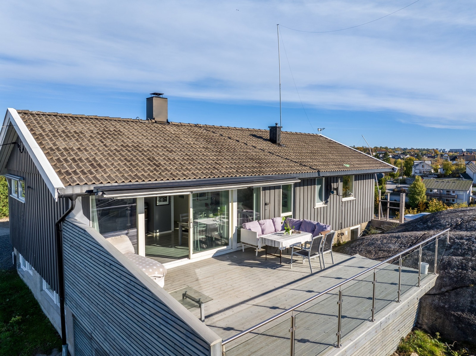 Terrassen er smakfullt utvidet i senere år og byr nå på ekstra god plass til både avslapning og sosiale stunder. Rekkverket i glass er en elegant detalj som samtidig sikrer at den vakre utsikten forblir uforstyrret. Galleribilde