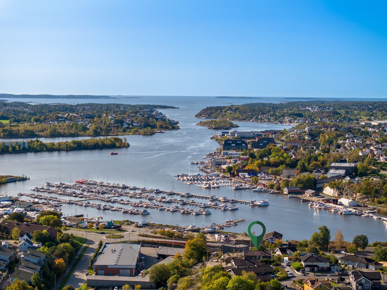 Her bor du med en ettertraktet beliggenhet - sentralt plassert innenfor både sentrumsgrensene og bomringen. Med kort og komfortabel gangavstand til bykjernen, har du byens pulserende liv, servicetilbud og kollektivknutepunkter i nærheten. Galleribilde