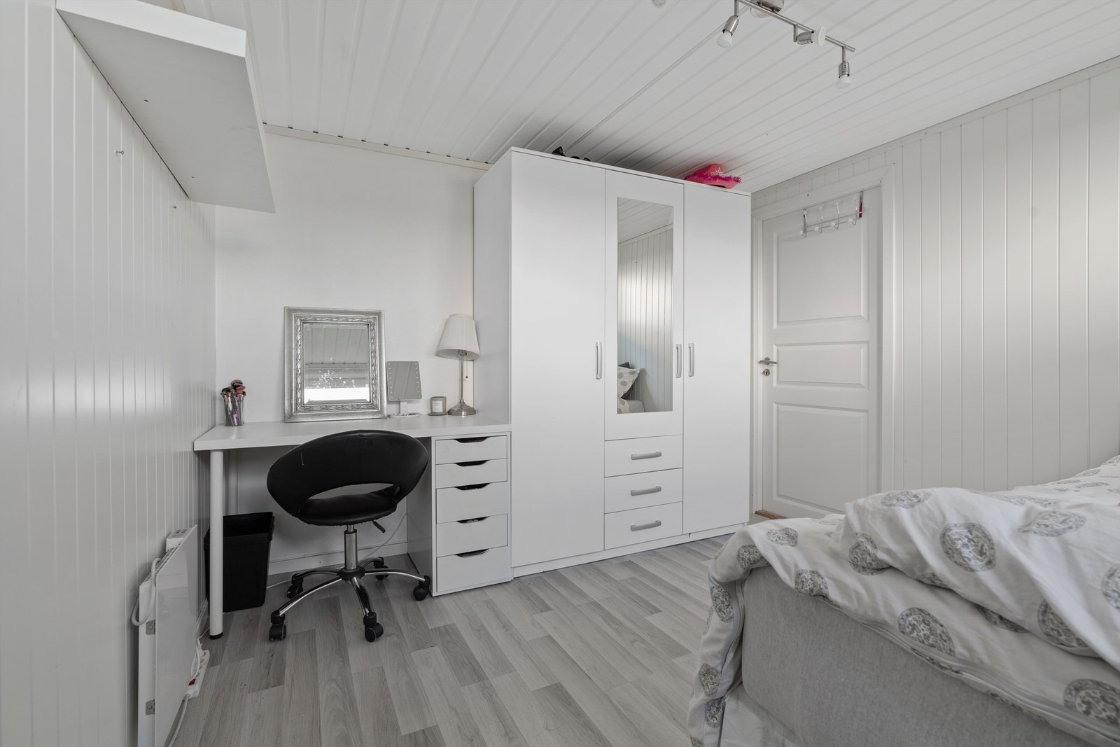 Det er rikelig med plass til både seng og møbler, slik at du kan skape et funksjonelt og trivelig soverom som passer dine behov. Her er det god plass til å innrede med både stil og komfort. Galleribilde