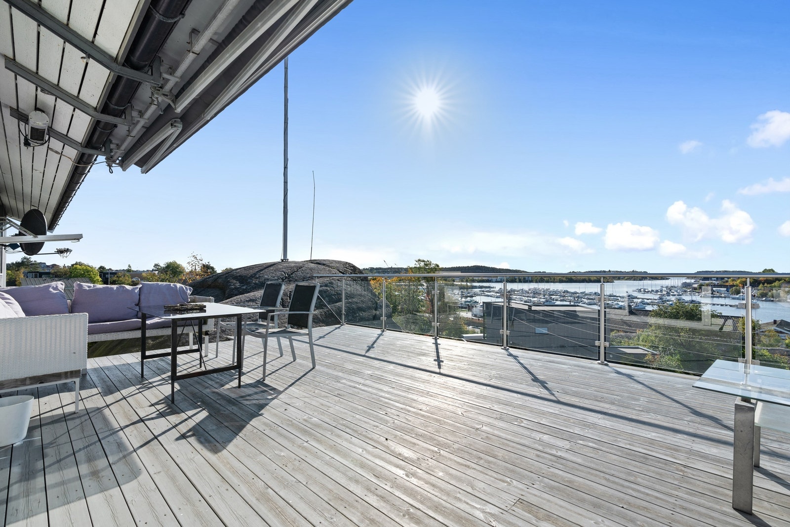 Solforholdene er utmerkede - her kan du nyte solens varme stråler fra morgen til kveld. Uansett tidspunkt på dagen har du lyset og solen som en naturlig del av hverdagen. Galleribilde