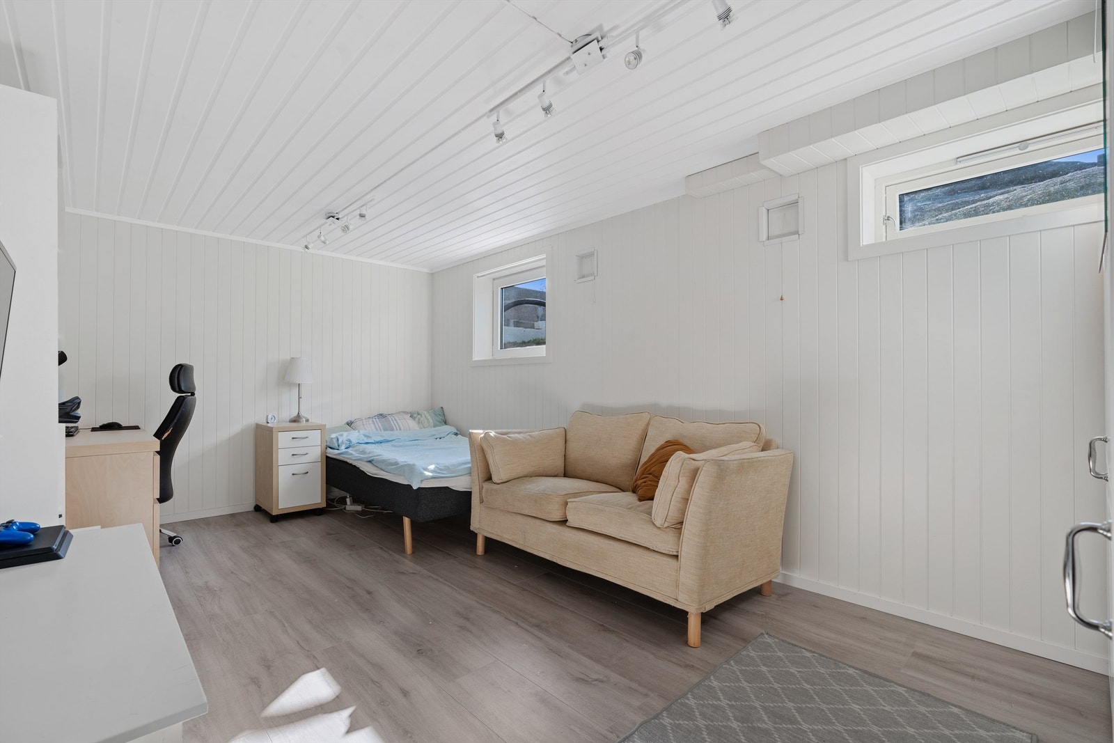 Soverom nummer to i kjelleren har et areal på ca. 16 kvm, og gir god plass til en dobbeltseng samt ønsket møblering. Rommet kan enkelt tilpasses ulike behov, enten som et rolig soverom eller et multifunksjonelt rom for ulike aktiviteter. Galleribilde