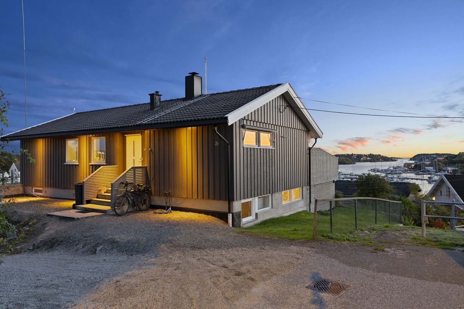 Fasaden får et elegant og dekorativt preg med spotter som er innfelte i gesimsen, og som lyser opp bygningens arkitektur på kveldstid. Dette gir en varm og innbydende atmosfære, samtidig som detaljene fremheves på en stilfull måte. Galleribilde