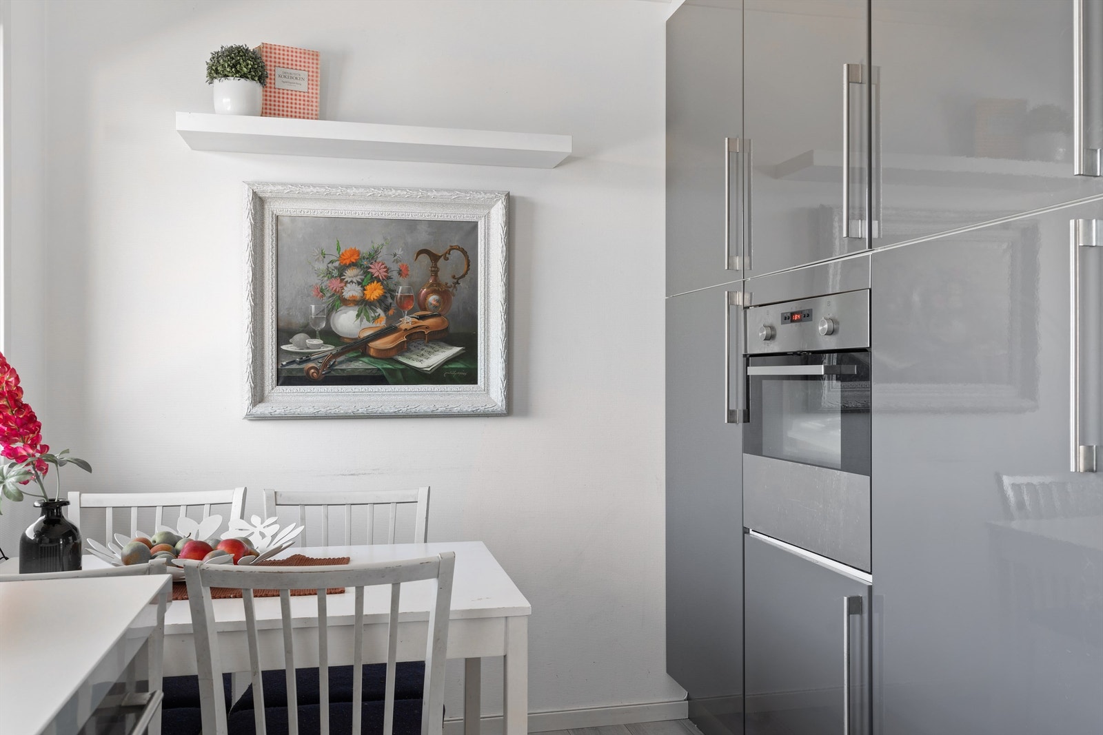 Alle kjøkkenets hvitevarer er integrert, stekeovnen i praktisk arbeidshøyde. Galleribilde