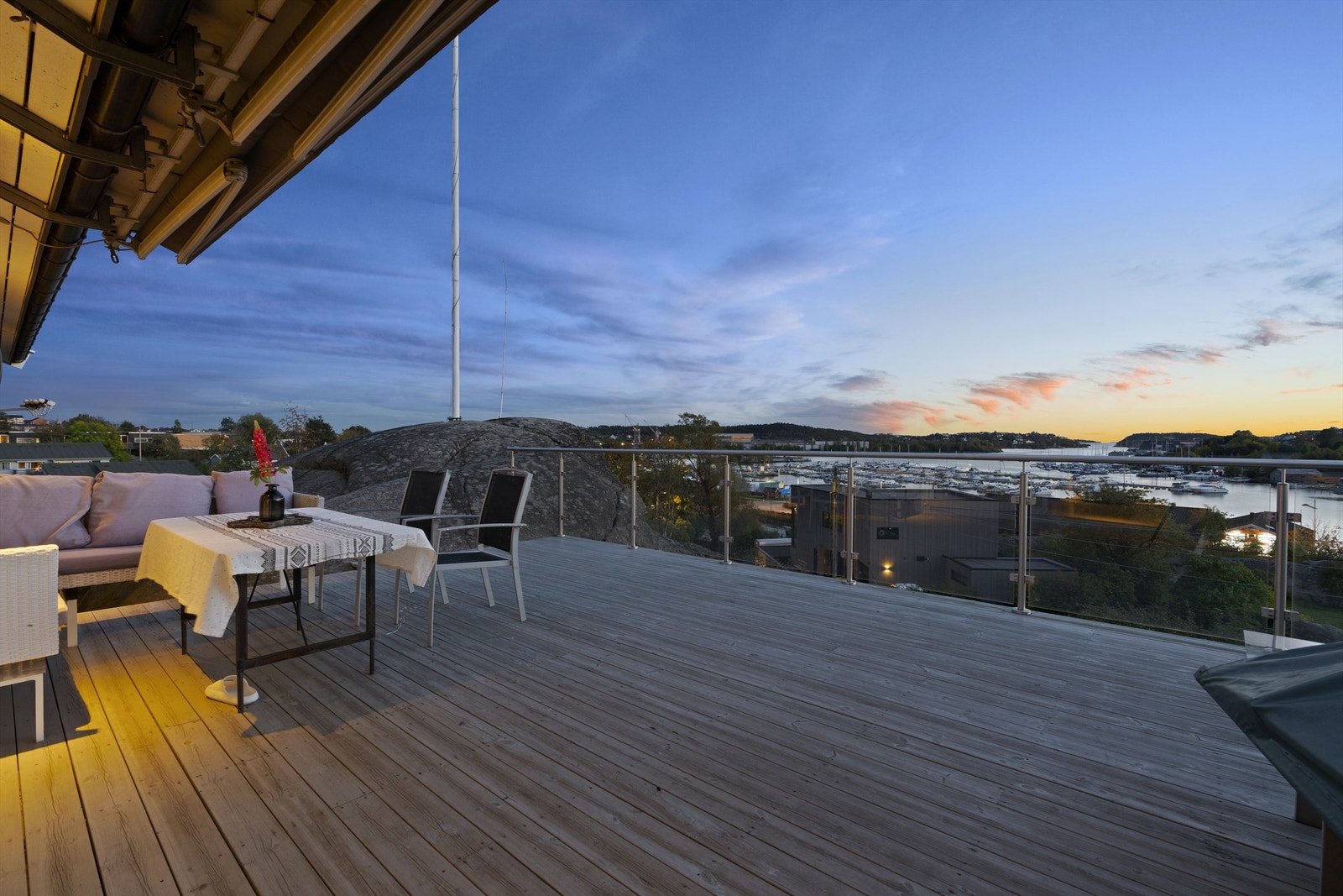 På det høyeste punktet av Lundestadtoppen bor du tilbaketrukket og skjermet, med minimal støy fra omkringliggende gater. Her oppe kan du i stedet nyte en rolig atmosfære og en imponerende utsikt som virkelig setter prikken over i-en. Galleribilde