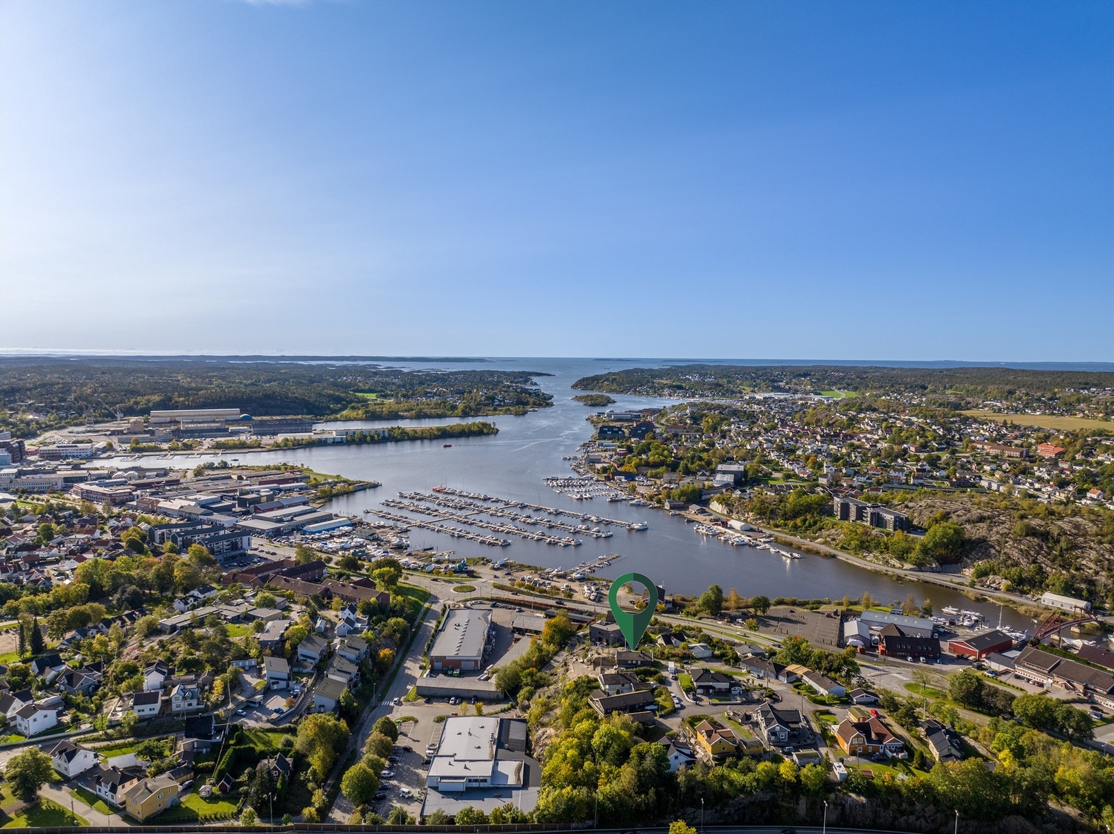 Fra eiendommen har du en ideell beliggenhet med kort vei til både sentrumspuls, idyllisk skjærgård og flotte turområder i marka. Dagligvarehandelen gjør du enkelt - kun ett minutt unna, rett nedenfor i bildet. Galleribilde